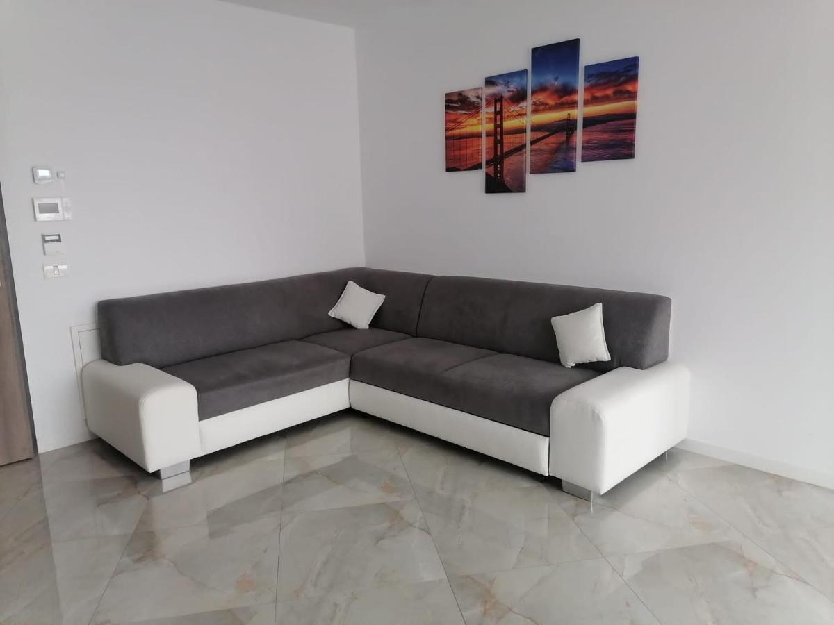 Aqua West Apartment Free Parking- Self Check-In Oradea Exterior foto